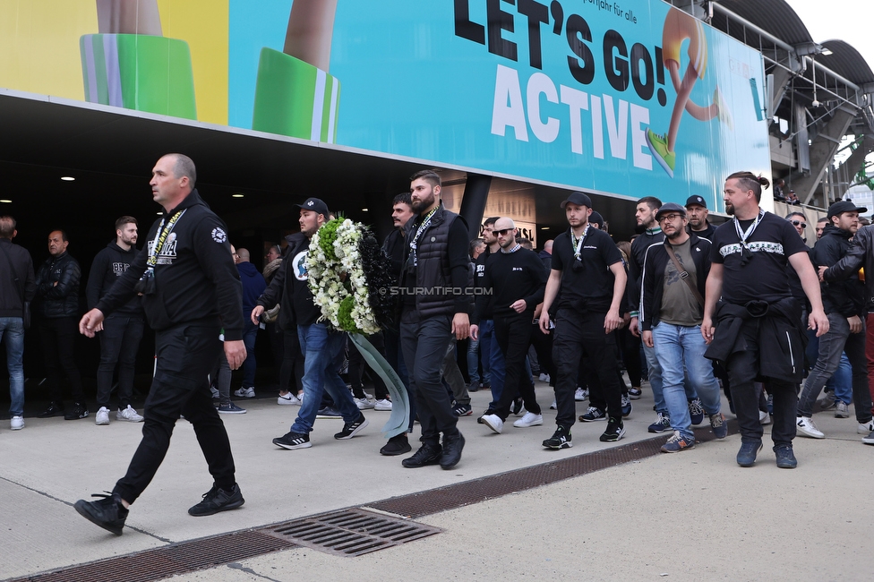 Gedenkfeier Ivica Osim
SK Sturm Graz Gedenkfeier Ivica Osim, Stadion Liebenau Graz, 04.05.2022.

Foto zeigt die Fangruppen der Nordkurve bei einer Kranzniederlegung
