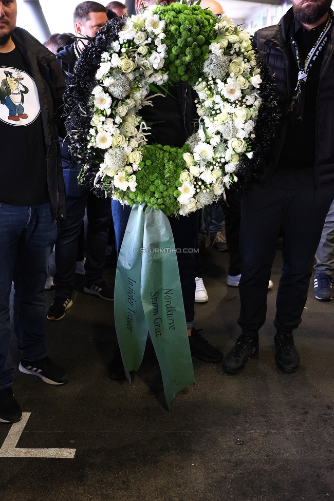 Gedenkfeier Ivica Osim
SK Sturm Graz Gedenkfeier Ivica Osim, Stadion Liebenau Graz, 04.05.2022.

Foto zeigt die Fangruppen der Nordkurve bei einer Kranzniederlegung
