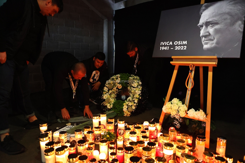 Gedenkfeier Ivica Osim
SK Sturm Graz Gedenkfeier Ivica Osim, Stadion Liebenau Graz, 04.05.2022.

Foto zeigt die Fangruppen der Nordkurve bei einer Kranzniederlegung
