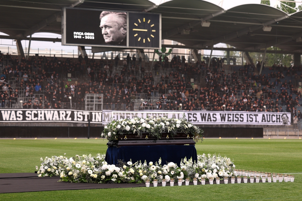 Gedenkfeier Ivica Osim
SK Sturm Graz Gedenkfeier Ivica Osim, Stadion Liebenau Graz, 04.05.2022.

Foto zeigt den Sarg von Ivica Osim (ehem. Trainer Sturm)
