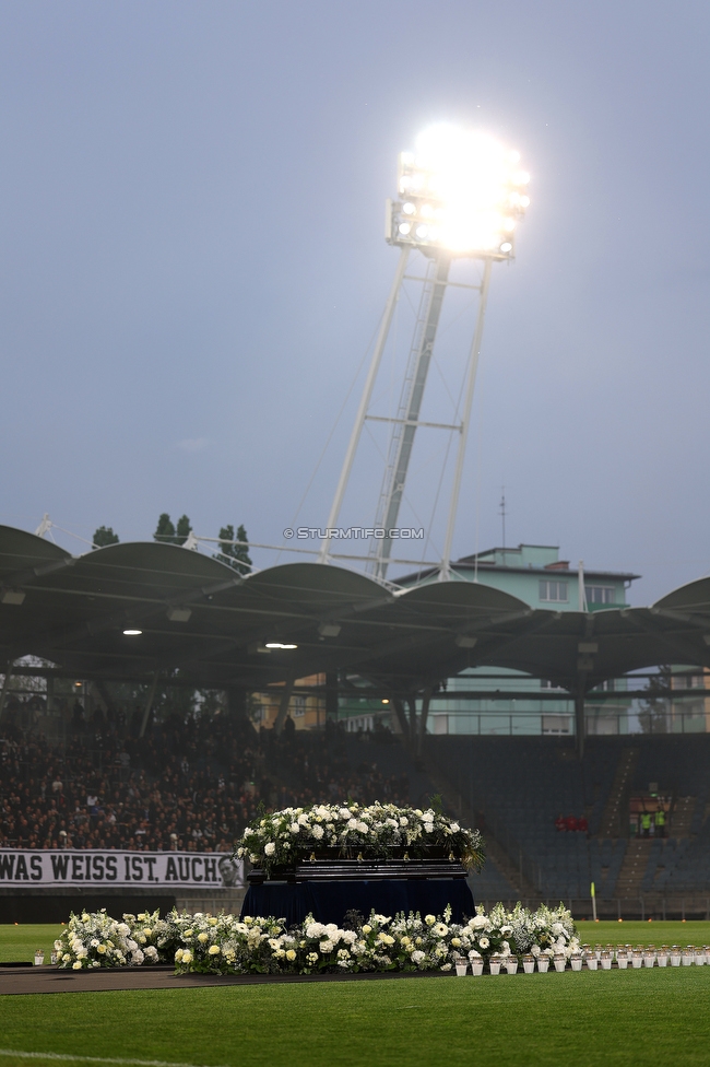 Gedenkfeier Ivica Osim
SK Sturm Graz Gedenkfeier Ivica Osim, Stadion Liebenau Graz, 04.05.2022.Foto zeigt den Sarg von Ivica Osim (ehem. Trainer Sturm)
