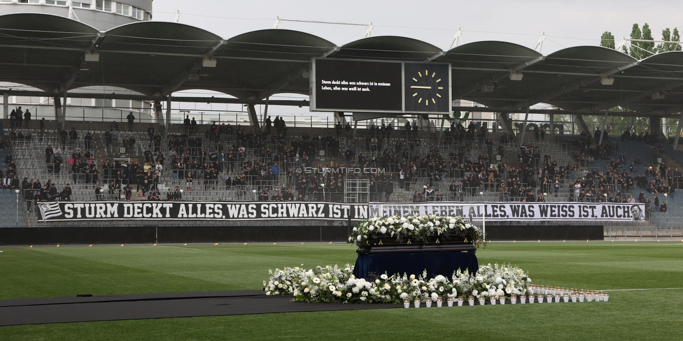 Gedenkfeier Ivica Osim
SK Sturm Graz Gedenkfeier Ivica Osim, Stadion Liebenau Graz, 04.05.2022.

Foto zeigt den Sarg von Ivica Osim (ehem. Trainer Sturm)
