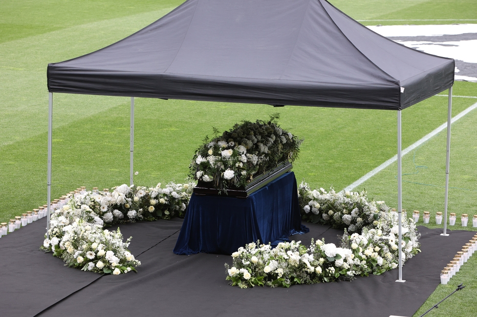 Gedenkfeier Ivica Osim
SK Sturm Graz Gedenkfeier Ivica Osim, Stadion Liebenau Graz, 04.05.2022.

Foto zeigt den Sarg von Ivica Osim (ehem. Trainer Sturm)
