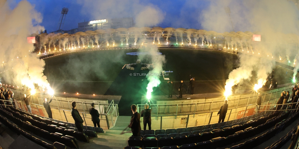 Gedenkfeier Ivica Osim
SK Sturm Graz Gedenkfeier Ivica Osim, Stadion Liebenau Graz, 04.05.2022.

Foto zeigt Fans von Sturm
Schlüsselwörter: pyrotechnik