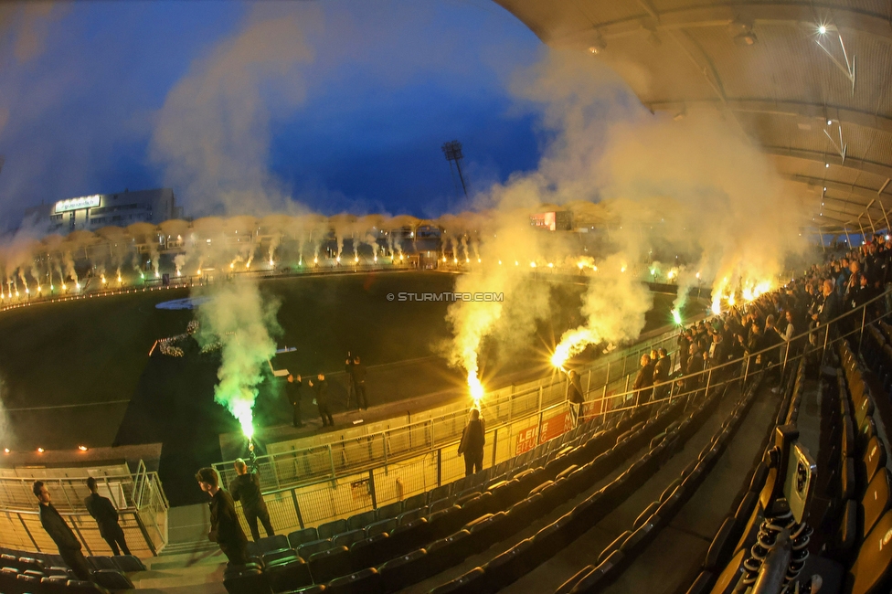 Gedenkfeier Ivica Osim
SK Sturm Graz Gedenkfeier Ivica Osim, Stadion Liebenau Graz, 04.05.2022.

Foto zeigt Fans von Sturm
Schlüsselwörter: pyrotechnik