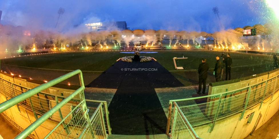 Gedenkfeier Ivica Osim
SK Sturm Graz Gedenkfeier Ivica Osim, Stadion Liebenau Graz, 04.05.2022.

Foto zeigt Fans von Sturm
Schlüsselwörter: pyrotechnik