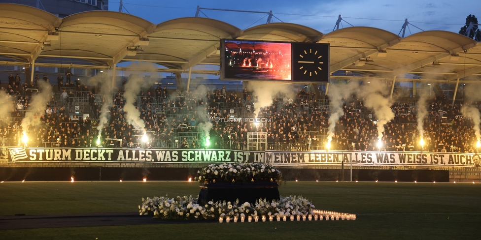 Gedenkfeier Ivica Osim
SK Sturm Graz Gedenkfeier Ivica Osim, Stadion Liebenau Graz, 04.05.2022.

Foto zeigt Fans von Sturm
Schlüsselwörter: pyrotechnik