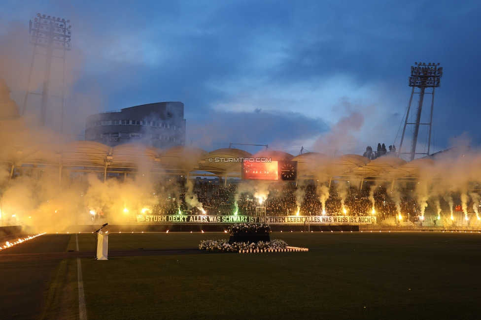 Gedenkfeier Ivica Osim
SK Sturm Graz Gedenkfeier Ivica Osim, Stadion Liebenau Graz, 04.05.2022.

Foto zeigt Fans von Sturm
Schlüsselwörter: pyrotechnik