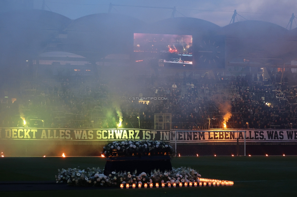 Gedenkfeier Ivica Osim
SK Sturm Graz Gedenkfeier Ivica Osim, Stadion Liebenau Graz, 04.05.2022.

Foto zeigt Fans von Sturm
Schlüsselwörter: pyrotechnik