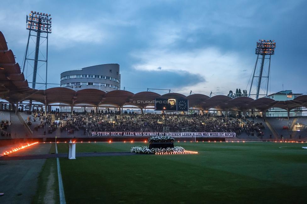 Gedenkfeier Ivica Osim
SK Sturm Graz Gedenkfeier Ivica Osim, Stadion Liebenau Graz, 04.05.2022.

Foto zeigt den Sarg von Ivica Osim (ehem. Trainer Sturm) und Fans von Sturm
