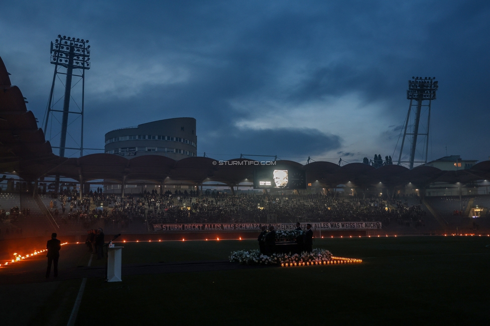 Gedenkfeier Ivica Osim
SK Sturm Graz Gedenkfeier Ivica Osim, Stadion Liebenau Graz, 04.05.2022.

Foto zeigt den Sarg von Ivica Osim (ehem. Trainer Sturm) und Fans von Sturm
