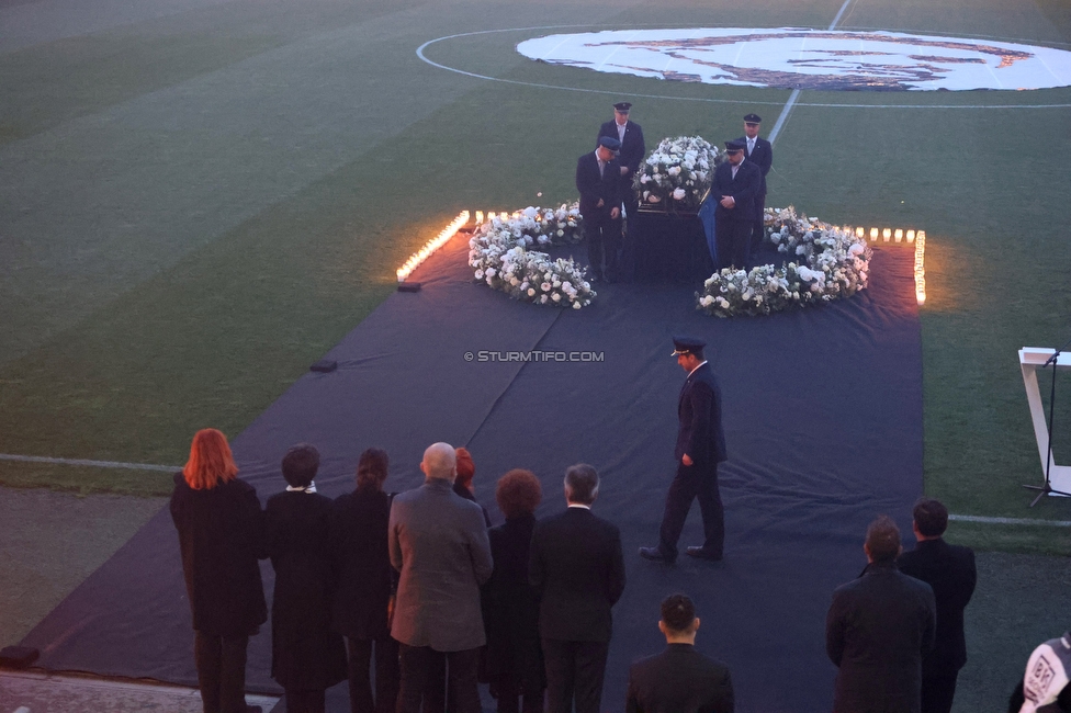 Gedenkfeier Ivica Osim
SK Sturm Graz Gedenkfeier Ivica Osim, Stadion Liebenau Graz, 04.05.2022.

Foto zeigt die Familie von Ivica Osim (ehem. Trainer Sturm) und Christian Jauk (Praesident Sturm)
