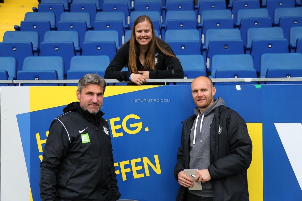 St. Poelten - Sturm Damen
OEFB Frauen Bundesliga, 16. Runde, SKN St. Poelten Frauen - SK Sturm Graz Damen, Arena St. Poelten, 07.05.2022. 

Foto zeigt Christian Lang (Cheftrainer Sturm Damen), Susanne Gorny (Vorstand Sturm) und Mario Karner (Sektionsleiter Sturm Damen)
