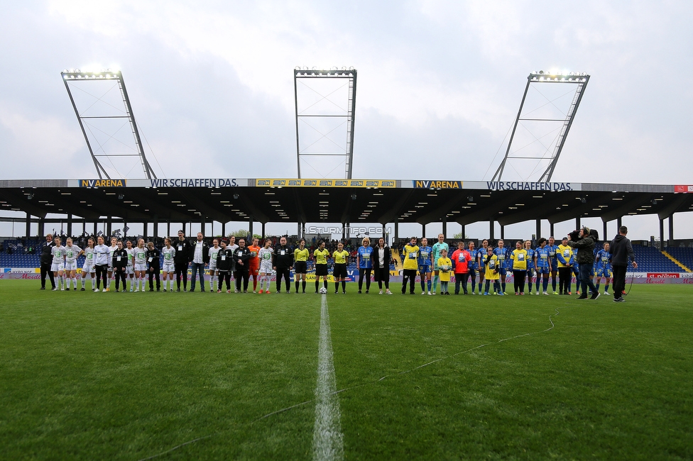 St. Poelten - Sturm Damen
OEFB Frauen Bundesliga, 16. Runde, SKN St. Poelten Frauen - SK Sturm Graz Damen, Arena St. Poelten, 07.05.2022. 

Foto zeigt die Mannschaft der Sturm Damen, das Schiedsrichterteam und die Mannschaft von St. Poelten
