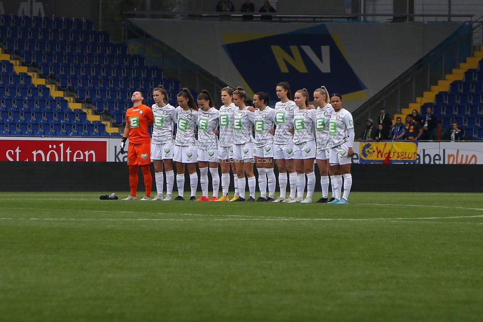 St. Poelten - Sturm Damen
OEFB Frauen Bundesliga, 16. Runde, SKN St. Poelten Frauen - SK Sturm Graz Damen, Arena St. Poelten, 07.05.2022. 

Foto zeigt die Mannschaft der Sturm Damen bei einer Trauerminute
