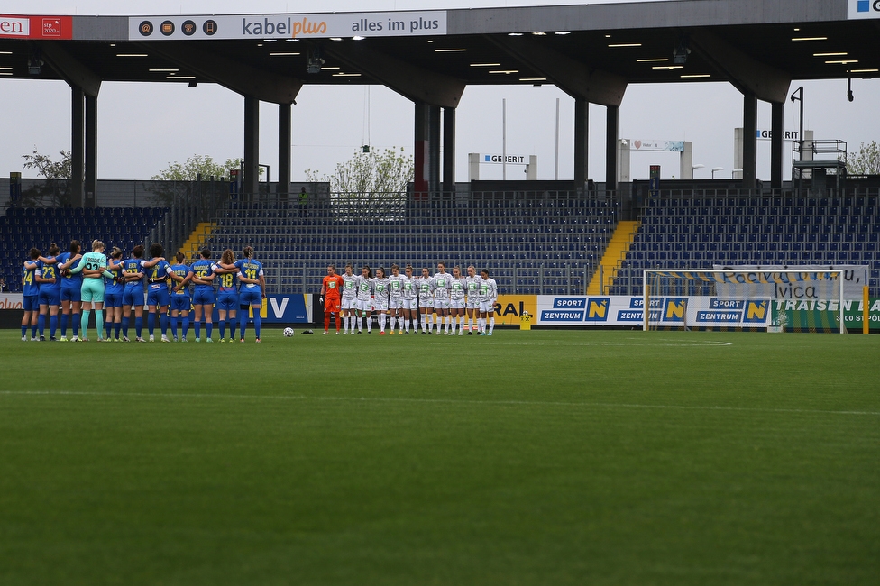 St. Poelten - Sturm Damen
OEFB Frauen Bundesliga, 16. Runde, SKN St. Poelten Frauen - SK Sturm Graz Damen, Arena St. Poelten, 07.05.2022. 

Foto zeigt die Mannschaft von St. Poelten und die Mannschaft der Sturm Damen bei einer Trauerminute
