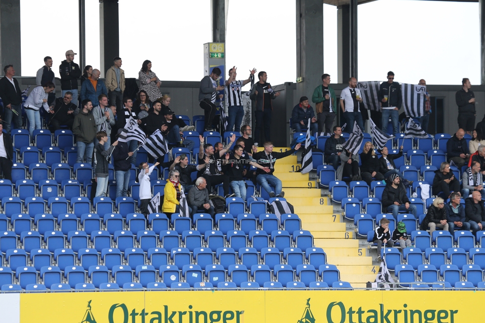 St. Poelten - Sturm Damen
OEFB Frauen Bundesliga, 16. Runde, SKN St. Poelten Frauen - SK Sturm Graz Damen, Arena St. Poelten, 07.05.2022. 

Foto zeigt Fans von Sturm
