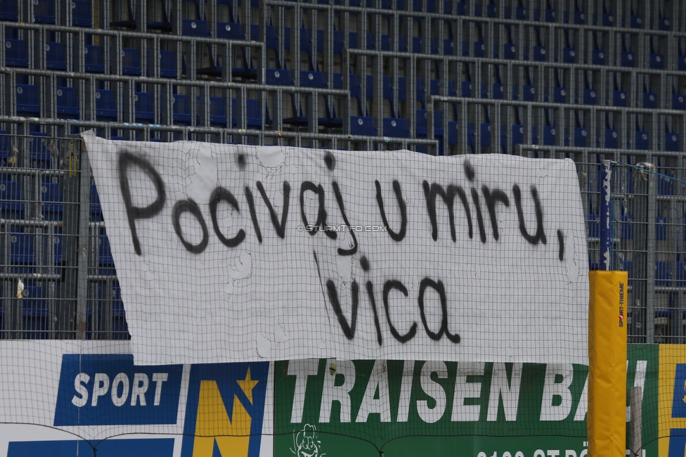 St. Poelten - Sturm Damen
OEFB Frauen Bundesliga, 16. Runde, SKN St. Poelten Frauen - SK Sturm Graz Damen, Arena St. Poelten, 07.05.2022. 

Foto zeigt ein Transparent fuer Ivica Osim (ehem. Trainer Sturm)
