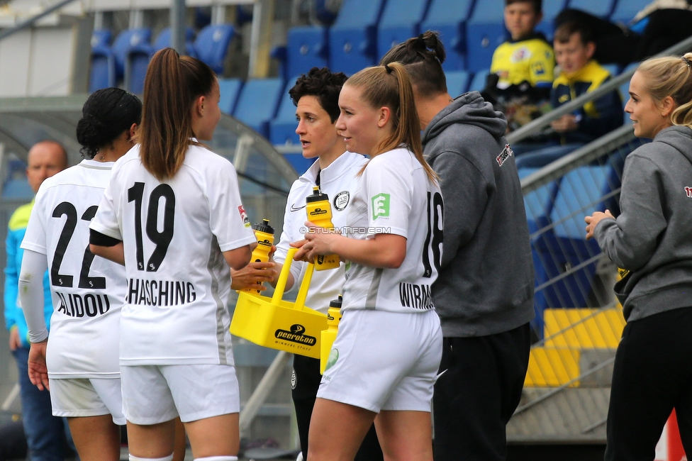 St. Poelten - Sturm Damen
OEFB Frauen Bundesliga, 16. Runde, SKN St. Poelten Frauen - SK Sturm Graz Damen, Arena St. Poelten, 07.05.2022. 

Foto zeigt Marie-Yasmine Alidou (Sturm Damen), Annabel Schasching (Sturm Damen), Emily Cancienne (Assistenz Trainer Sturm Damen) und Anna Maria Wirnsberger (Sturm Damen)
