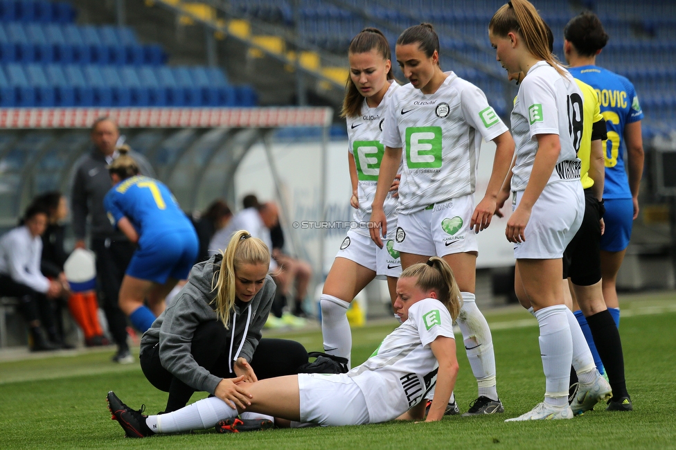 St. Poelten - Sturm Damen
OEFB Frauen Bundesliga, 16. Runde, SKN St. Poelten Frauen - SK Sturm Graz Damen, Arena St. Poelten, 07.05.2022. 

Foto zeigt Carmen Schauer (Betreuerin Sturm Damen) und Sophie Hillebrand (Sturm Damen)
