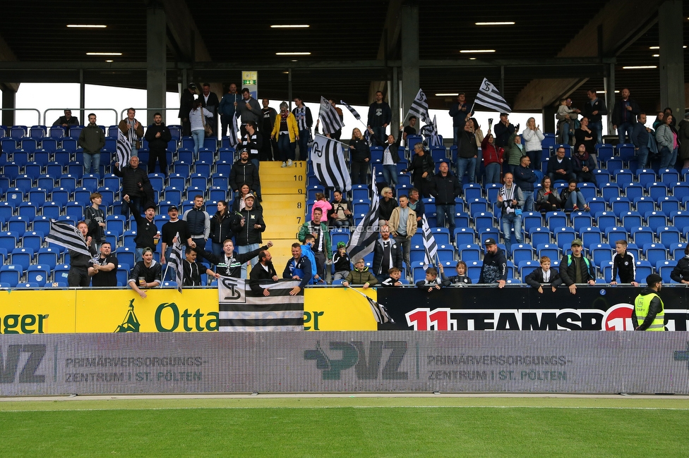 St. Poelten - Sturm Damen
OEFB Frauen Bundesliga, 16. Runde, SKN St. Poelten Frauen - SK Sturm Graz Damen, Arena St. Poelten, 07.05.2022. 

Foto zeigt Fans von Sturm
