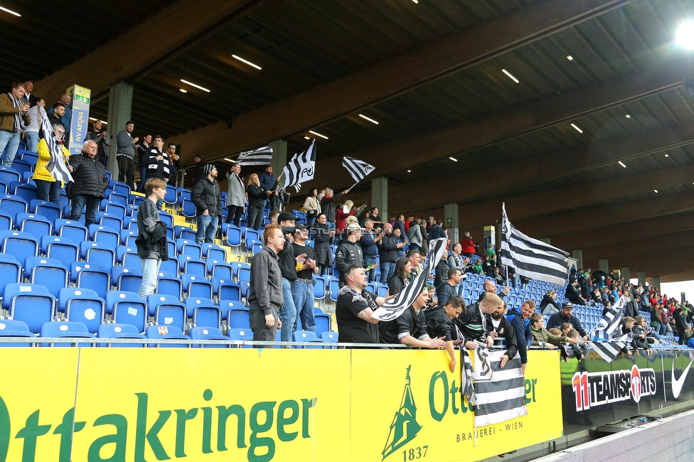 St. Poelten - Sturm Damen
OEFB Frauen Bundesliga, 16. Runde, SKN St. Poelten Frauen - SK Sturm Graz Damen, Arena St. Poelten, 07.05.2022. 

Foto zeigt Fans von Sturm
