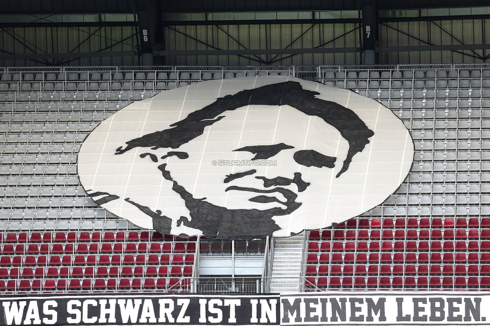 Klagenfurt - Sturm Graz
Oesterreichische Fussball Bundesliga, 30. Runde, SK Austria Klagenfurt - SK Sturm Graz, Woerthersee Stadion Klagenfurt, 08.05.2022. 

Foto zeigt Fans von Sturm mit einem Spruchband fuer Ivica Osim (ehem. Trainer Sturm)
