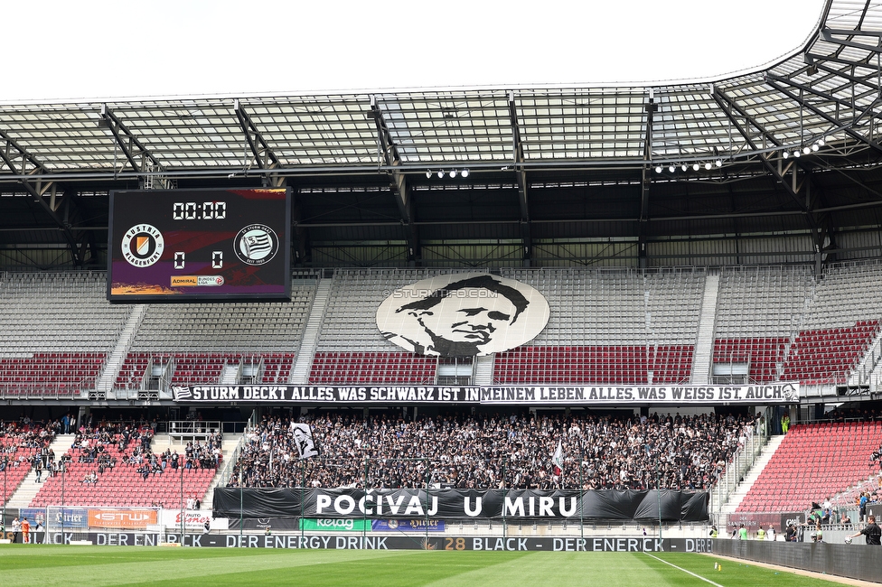 Klagenfurt - Sturm Graz
Oesterreichische Fussball Bundesliga, 30. Runde, SK Austria Klagenfurt - SK Sturm Graz, Woerthersee Stadion Klagenfurt, 08.05.2022. 

Foto zeigt Fans von Sturm mit einem Spruchband fuer Ivica Osim (ehem. Trainer Sturm)
