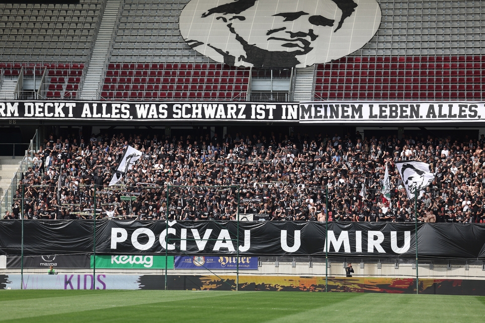 Klagenfurt - Sturm Graz
Oesterreichische Fussball Bundesliga, 30. Runde, SK Austria Klagenfurt - SK Sturm Graz, Woerthersee Stadion Klagenfurt, 08.05.2022. 

Foto zeigt Fans von Sturm mit einem Spruchband fuer Ivica Osim (ehem. Trainer Sturm)
