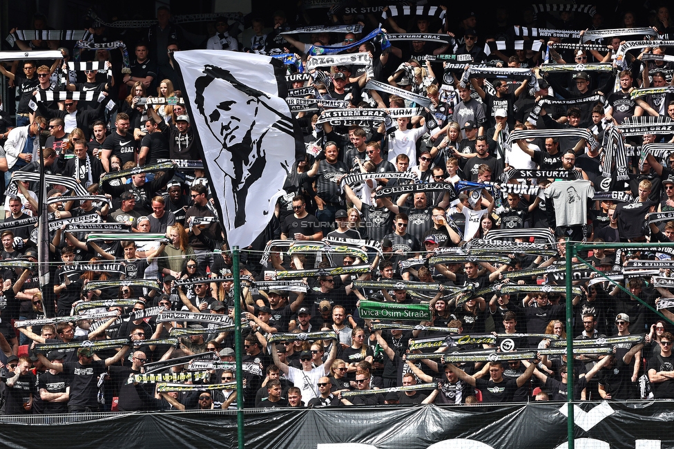 Klagenfurt - Sturm Graz
Oesterreichische Fussball Bundesliga, 30. Runde, SK Austria Klagenfurt - SK Sturm Graz, Woerthersee Stadion Klagenfurt, 08.05.2022. 

Foto zeigt Fans von Sturm mit einem Spruchband fuer Ivica Osim (ehem. Trainer Sturm)
Schlüsselwörter: schals