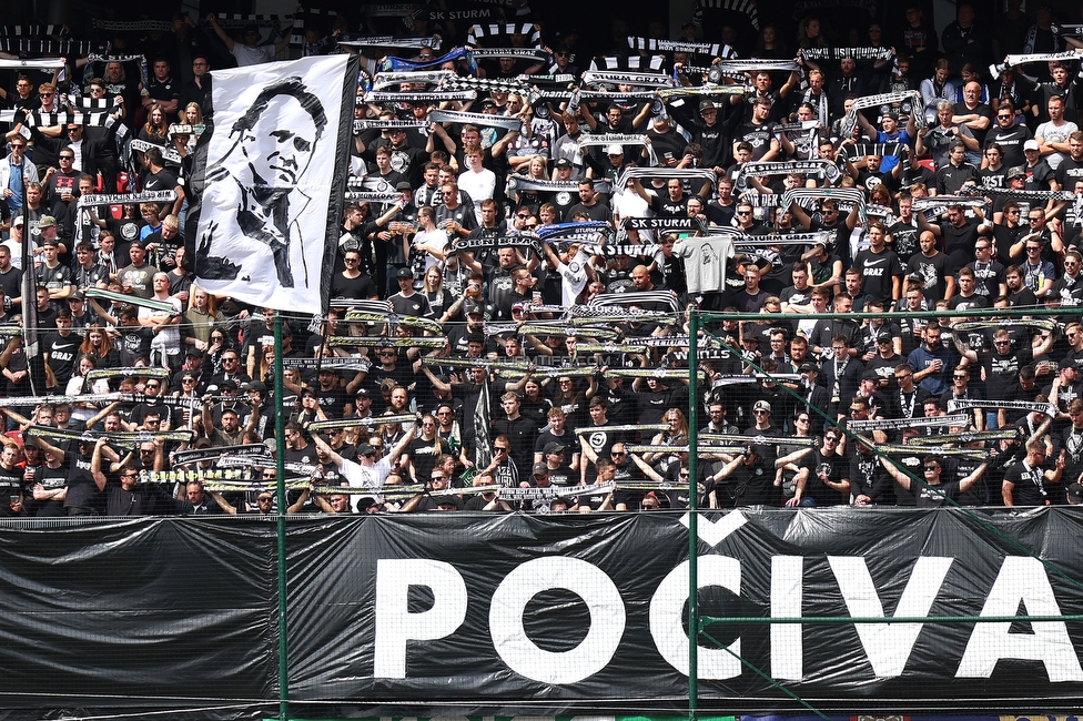 Klagenfurt - Sturm Graz
Oesterreichische Fussball Bundesliga, 30. Runde, SK Austria Klagenfurt - SK Sturm Graz, Woerthersee Stadion Klagenfurt, 08.05.2022. 

Foto zeigt Fans von Sturm mit einem Spruchband fuer Ivica Osim (ehem. Trainer Sturm)
Schlüsselwörter: schals