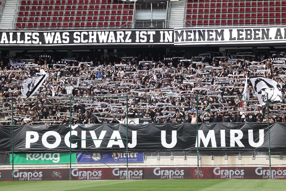 Klagenfurt - Sturm Graz
Oesterreichische Fussball Bundesliga, 30. Runde, SK Austria Klagenfurt - SK Sturm Graz, Woerthersee Stadion Klagenfurt, 08.05.2022. 

Foto zeigt Fans von Sturm mit einem Spruchband fuer Ivica Osim (ehem. Trainer Sturm)
Schlüsselwörter: schals