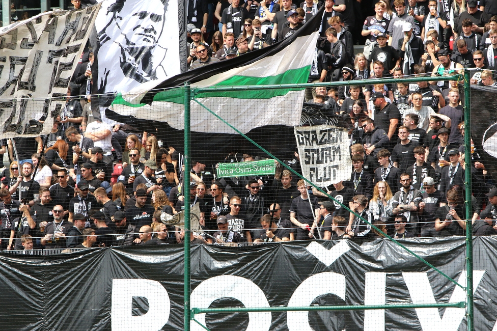 Klagenfurt - Sturm Graz
Oesterreichische Fussball Bundesliga, 30. Runde, SK Austria Klagenfurt - SK Sturm Graz, Woerthersee Stadion Klagenfurt, 08.05.2022. 

Foto zeigt Fans von Sturm mit einem Spruchband fuer Ivica Osim (ehem. Trainer Sturm)
Schlüsselwörter: sturmflut