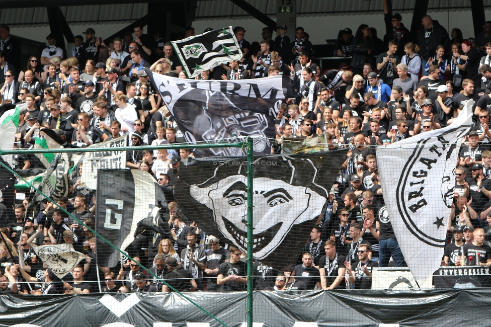 Klagenfurt - Sturm Graz
Oesterreichische Fussball Bundesliga, 30. Runde, SK Austria Klagenfurt - SK Sturm Graz, Woerthersee Stadion Klagenfurt, 08.05.2022. 

Foto zeigt Fans von Sturm mit einem Spruchband fuer Ivica Osim (ehem. Trainer Sturm)
Schlüsselwörter: brigata