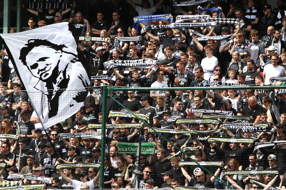 Klagenfurt - Sturm Graz
Oesterreichische Fussball Bundesliga, 30. Runde, SK Austria Klagenfurt - SK Sturm Graz, Woerthersee Stadion Klagenfurt, 08.05.2022. 

Foto zeigt Fans von Sturm mit einem Spruchband fuer Ivica Osim (ehem. Trainer Sturm)
Schlüsselwörter: schals