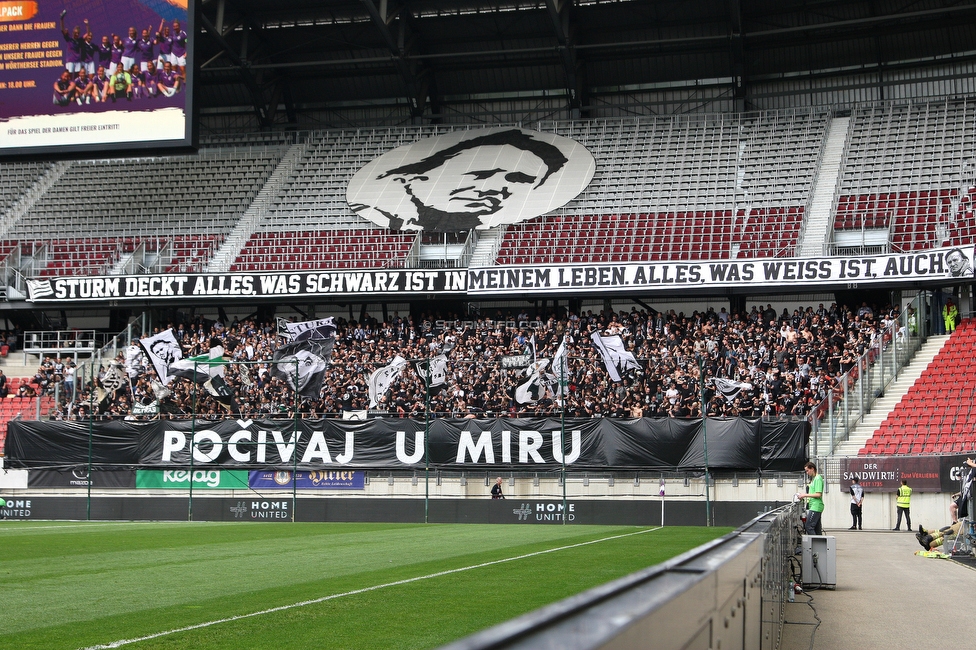 Klagenfurt - Sturm Graz
Oesterreichische Fussball Bundesliga, 30. Runde, SK Austria Klagenfurt - SK Sturm Graz, Woerthersee Stadion Klagenfurt, 08.05.2022. 

Foto zeigt Fans von Sturm mit einem Spruchband fuer Ivica Osim (ehem. Trainer Sturm)
