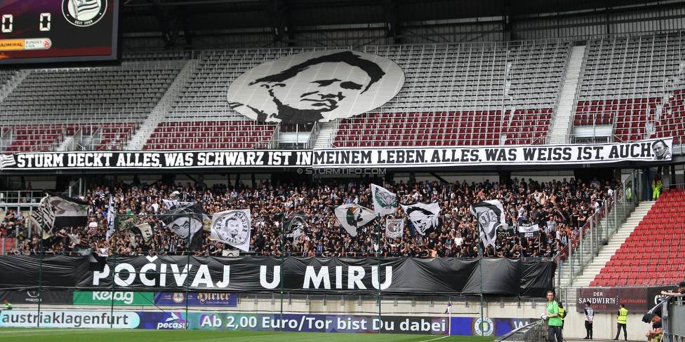 Klagenfurt - Sturm Graz
Oesterreichische Fussball Bundesliga, 30. Runde, SK Austria Klagenfurt - SK Sturm Graz, Woerthersee Stadion Klagenfurt, 08.05.2022. 

Foto zeigt Fans von Sturm mit einem Spruchband fuer Ivica Osim (ehem. Trainer Sturm)
