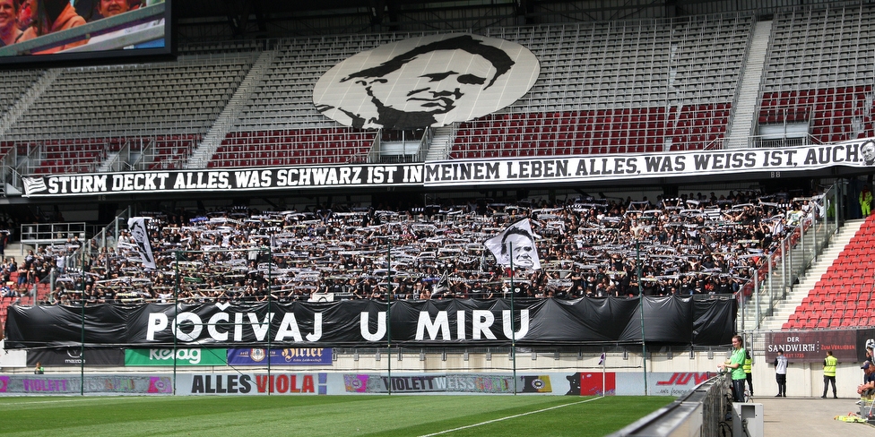 Klagenfurt - Sturm Graz
Oesterreichische Fussball Bundesliga, 30. Runde, SK Austria Klagenfurt - SK Sturm Graz, Woerthersee Stadion Klagenfurt, 08.05.2022. 

Foto zeigt Fans von Sturm mit einem Spruchband fuer Ivica Osim (ehem. Trainer Sturm)
Schlüsselwörter: schals