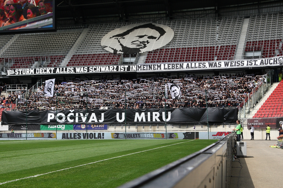 Klagenfurt - Sturm Graz
Oesterreichische Fussball Bundesliga, 30. Runde, SK Austria Klagenfurt - SK Sturm Graz, Woerthersee Stadion Klagenfurt, 08.05.2022. 

Foto zeigt Fans von Sturm mit einem Spruchband fuer Ivica Osim (ehem. Trainer Sturm)
Schlüsselwörter: schals