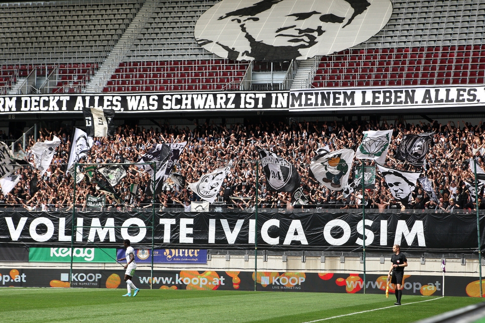 Klagenfurt - Sturm Graz
Oesterreichische Fussball Bundesliga, 30. Runde, SK Austria Klagenfurt - SK Sturm Graz, Woerthersee Stadion Klagenfurt, 08.05.2022. 

Foto zeigt Fans von Sturm mit einem Spruchband fuer Ivica Osim (ehem. Trainer Sturm)
