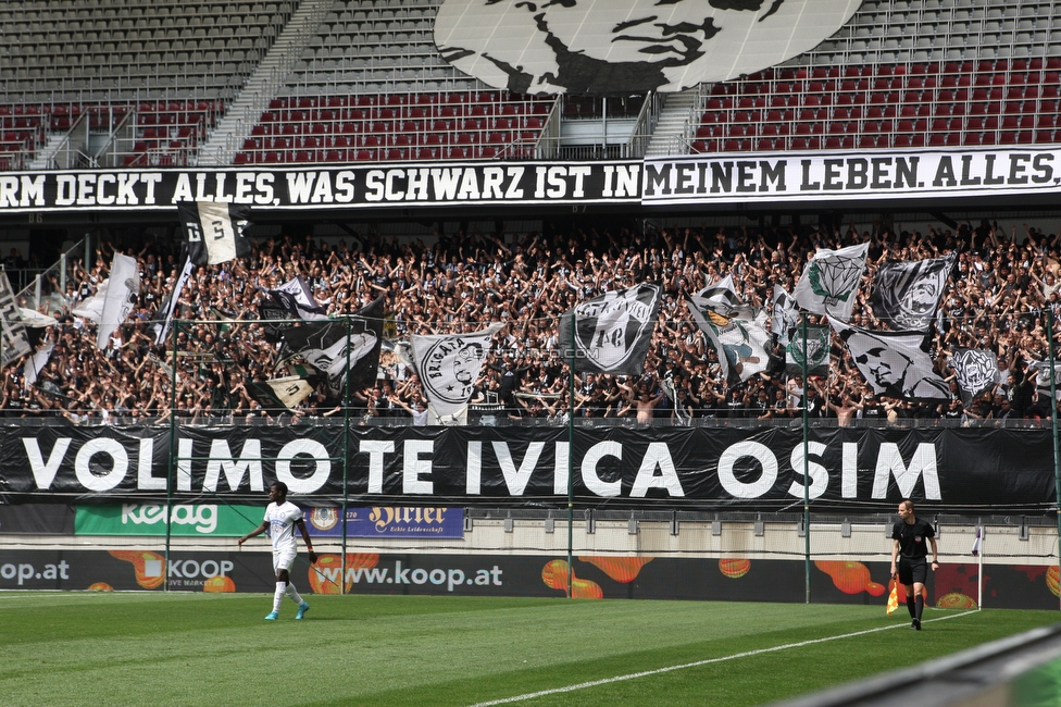 Klagenfurt - Sturm Graz
Oesterreichische Fussball Bundesliga, 30. Runde, SK Austria Klagenfurt - SK Sturm Graz, Woerthersee Stadion Klagenfurt, 08.05.2022. 

Foto zeigt Fans von Sturm mit einem Spruchband fuer Ivica Osim (ehem. Trainer Sturm)
