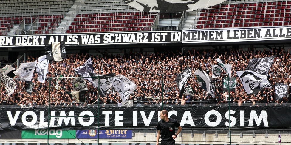 Klagenfurt - Sturm Graz
Oesterreichische Fussball Bundesliga, 30. Runde, SK Austria Klagenfurt - SK Sturm Graz, Woerthersee Stadion Klagenfurt, 08.05.2022. 

Foto zeigt Fans von Sturm mit einem Spruchband fuer Ivica Osim (ehem. Trainer Sturm)
