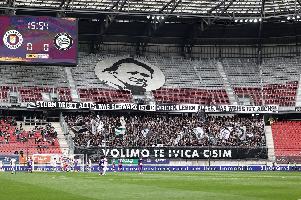 Klagenfurt - Sturm Graz
Oesterreichische Fussball Bundesliga, 30. Runde, SK Austria Klagenfurt - SK Sturm Graz, Woerthersee Stadion Klagenfurt, 08.05.2022. 

Foto zeigt Fans von Sturm mit einem Spruchband fuer Ivica Osim (ehem. Trainer Sturm)
