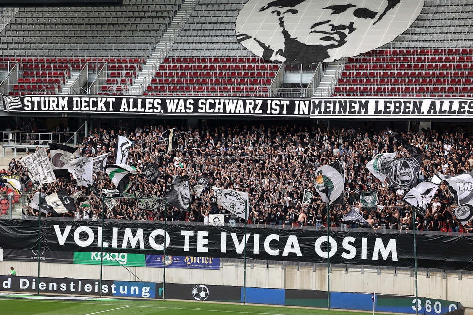 Klagenfurt - Sturm Graz
Oesterreichische Fussball Bundesliga, 30. Runde, SK Austria Klagenfurt - SK Sturm Graz, Woerthersee Stadion Klagenfurt, 08.05.2022. 

Foto zeigt Fans von Sturm mit einem Spruchband fuer Ivica Osim (ehem. Trainer Sturm)
