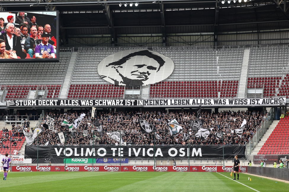 Klagenfurt - Sturm Graz
Oesterreichische Fussball Bundesliga, 30. Runde, SK Austria Klagenfurt - SK Sturm Graz, Woerthersee Stadion Klagenfurt, 08.05.2022. 

Foto zeigt Fans von Sturm mit einem Spruchband fuer Ivica Osim (ehem. Trainer Sturm)
