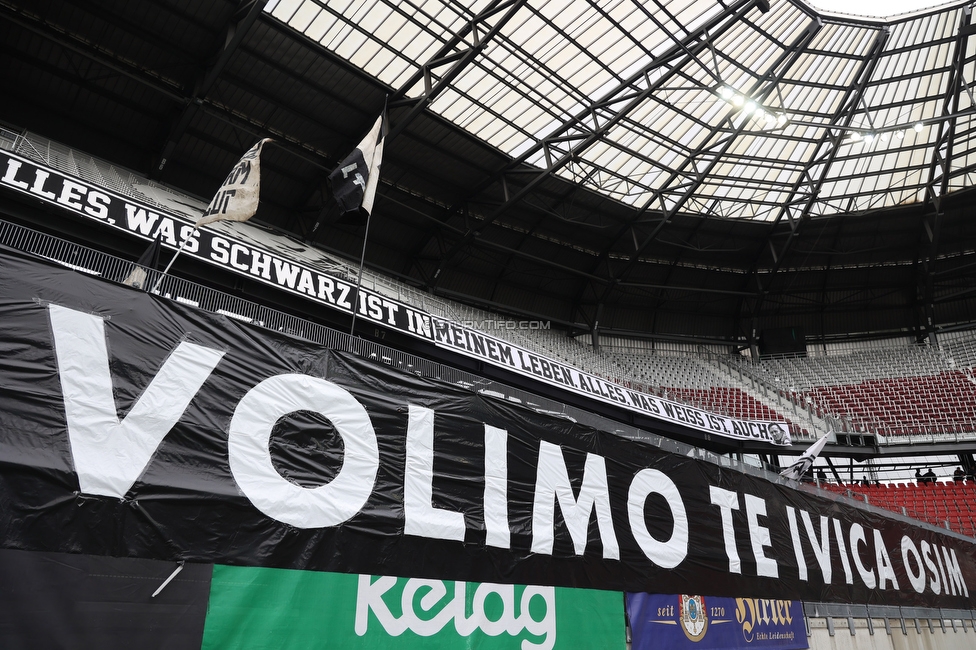 Klagenfurt - Sturm Graz
Oesterreichische Fussball Bundesliga, 30. Runde, SK Austria Klagenfurt - SK Sturm Graz, Woerthersee Stadion Klagenfurt, 08.05.2022. 

Foto zeigt Fans von Sturm mit einem Spruchband fuer Ivica Osim (ehem. Trainer Sturm)
