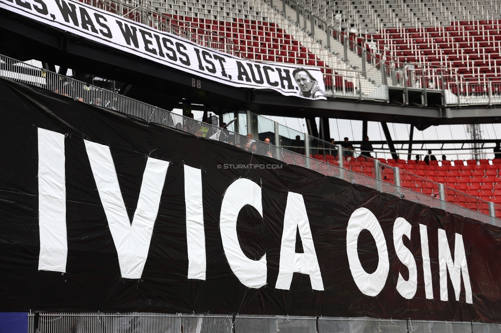 Klagenfurt - Sturm Graz
Oesterreichische Fussball Bundesliga, 30. Runde, SK Austria Klagenfurt - SK Sturm Graz, Woerthersee Stadion Klagenfurt, 08.05.2022. 

Foto zeigt Fans von Sturm mit einem Spruchband fuer Ivica Osim (ehem. Trainer Sturm)
