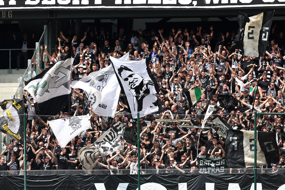 Klagenfurt - Sturm Graz
Oesterreichische Fussball Bundesliga, 30. Runde, SK Austria Klagenfurt - SK Sturm Graz, Woerthersee Stadion Klagenfurt, 08.05.2022. 

Foto zeigt Fans von Sturm mit einem Spruchband fuer Ivica Osim (ehem. Trainer Sturm)
