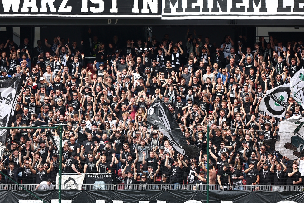 Klagenfurt - Sturm Graz
Oesterreichische Fussball Bundesliga, 30. Runde, SK Austria Klagenfurt - SK Sturm Graz, Woerthersee Stadion Klagenfurt, 08.05.2022. 

Foto zeigt Fans von Sturm mit einem Spruchband fuer Ivica Osim (ehem. Trainer Sturm)
