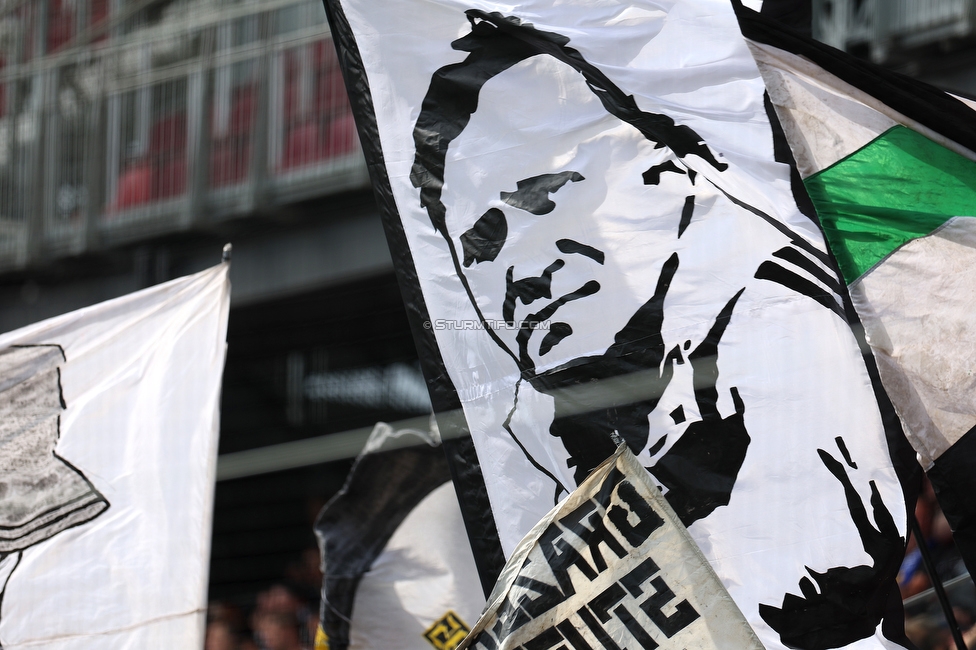 Klagenfurt - Sturm Graz
Oesterreichische Fussball Bundesliga, 30. Runde, SK Austria Klagenfurt - SK Sturm Graz, Woerthersee Stadion Klagenfurt, 08.05.2022. 

Foto zeigt Fans von Sturm mit einer Fahne fuer Ivica Osim (ehem. Trainer Sturm)
